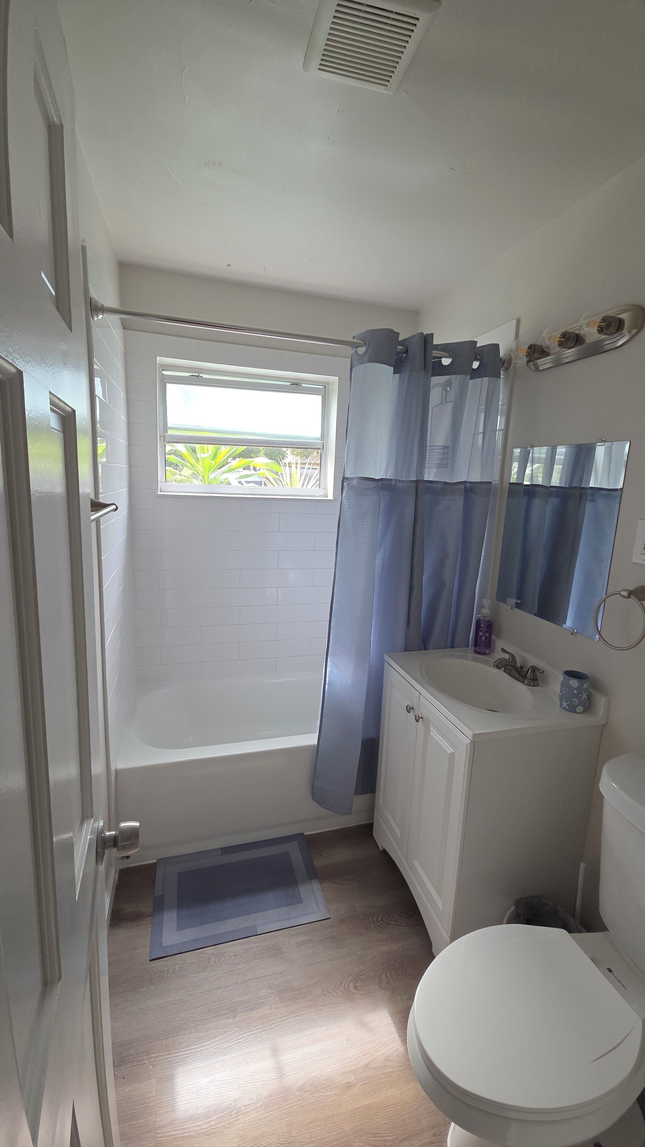 Un baño con bañera, inodoro y lavabo.