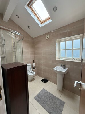 Bathroom - Peaceful and Centrally-Located Coach House (Birmingham)