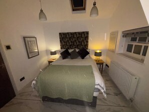 Room - Peaceful and Centrally-Located Coach House (Birmingham)