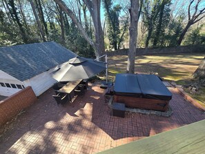 Outdoor dining - 3br/3ba 5 Bed Spacious Home With 8 Seat Hot Tub (Atlanta)