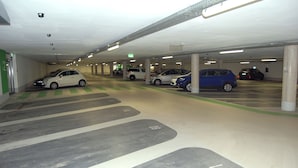 A multi-level underground parking garage with several cars parked. - XZLLENZ light TV Parking Elevator DZ TWIN Breakfast (Oberasbach)