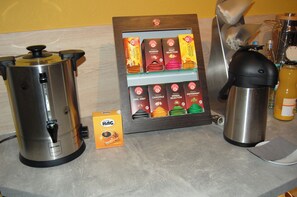Coffee and/or coffee maker - XZLLENZ light TV Parking Elevator DZ TWIN Breakfast (Oberasbach)