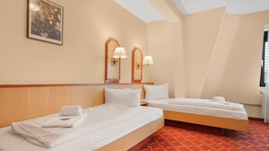 A hotel room with two beds, a large mirror, and a red patterned carpet. - XZLLENZ light TV Parking Elevator DZ TWIN Breakfast (Oberasbach)