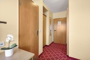 Interior - XZLLENZ light TV Parking Elevator DZ TWIN Breakfast (Oberasbach)