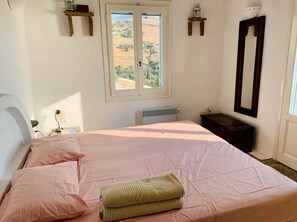 2 bedrooms, Internet, bed sheets - Cycladic house & garden / beautiful view / close to the sea (Lichnaftia - Dyo Choria)