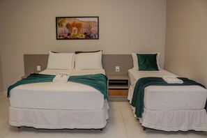 Habitación con 1 cama doble o 2 individuales | Escritorio y espacio para trabajar con un portátil