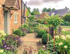 Property grounds - Wynn Cottage - sleeps 4 guests  in 2 bedrooms (Adderbury)