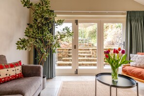 Fireplace - Wynn Cottage (2) - 2 guests  in 1 bedroom (Adderbury)