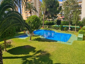 Una piscina al aire libre