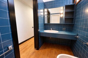 Sèche-cheveux, bidet, serviettes fournies, savon