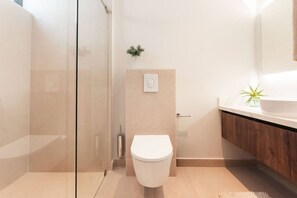 Shower, hair dryer - Majestic 2-Bed Premium Ocean Front Suite | Bocobay (Willemstad)