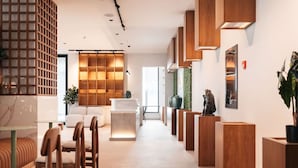 Ein modernes Interieur mit einer Rezeption, einer Sitzecke und dekorativen Elementen.