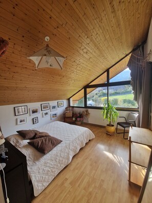 7 bedrooms, iron/ironing board, Internet, bed sheets - Family home ideal for 3 families (sleeps 14) (Saint-Jorioz)