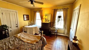 Room - Walking distance to downtown, 3-bedroom vintage cottage w/breezy front porch (Camden)