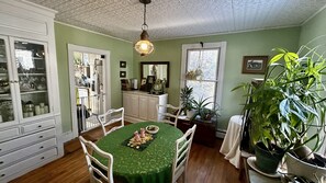 Dining - Walking distance to downtown, 3-bedroom vintage cottage w/breezy front porch (Camden)