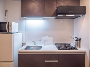 Fridge, microwave, electric kettle, cookware/dishes/utensils - Triphome Sugamo New Yamanote Line (Toshima City)