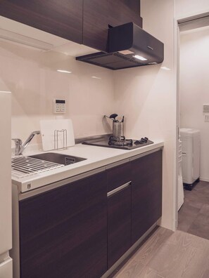 Fridge, microwave, electric kettle, cookware/dishes/utensils - Triphome Sugamo 2026 New 3 mins 2 stations (Toshima City)