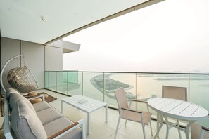 Outdoor dining - Palm View Flat at Beachvista (Dubai)