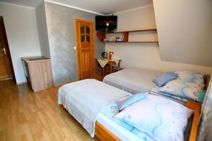 Basic-Dreibettzimmer, Balkon, Bergblick