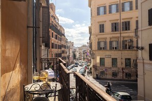 Outdoor dining - Modern 2-bedroom apartment Spanish Steps • Trinity Domus (Roma)
