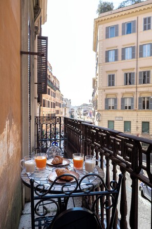 Outdoor dining - Modern 2-bedroom apartment Spanish Steps • Trinity Domus (Roma)