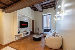 TV - Modern 2-bedroom apartment Spanish Steps • Trinity Domus (Roma)