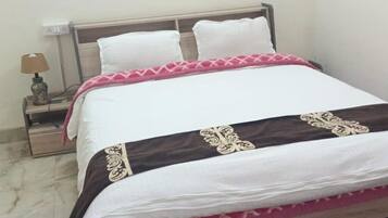 Classic Studio Suite, Mountain View | Desk, laptop workspace, soundproofing, free WiFi