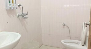 Een douche, pantoffels, handdoeken, zeep