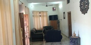 32-inch LED TV with digital channels, pay films - Saalak Suites On HIlltop  (Ukhimath)