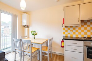 Private kitchen - Bright Family Apt in Limerick (Limerick)