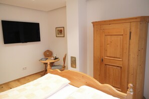 1 bedroom, iron/ironing board, free WiFi, bed sheets - Small cozy basement apartment in Chiemgau (Obing)