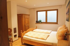 1 bedroom, iron/ironing board, free WiFi, bed sheets - Small cozy basement apartment in Chiemgau (Obing)