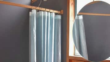 Douche, serviettes fournies, savon, papier toilette