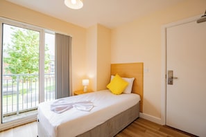 4 bedrooms, iron/ironing board, WiFi, bed sheets - Cozy and Clean Limerick Apt (Limerick)