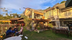 Outdoor dining - Hickory Penang Hill (George Town)