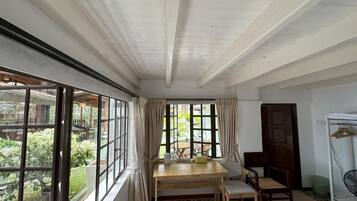 Deluxe Double Room, Patio, City View | Tempat makan