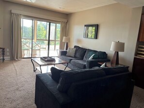 Living area - Large, Great View, Fully Furnished, Luxury 3bd 2 bath Lake of the Ozarks condo (Lake Ozark)