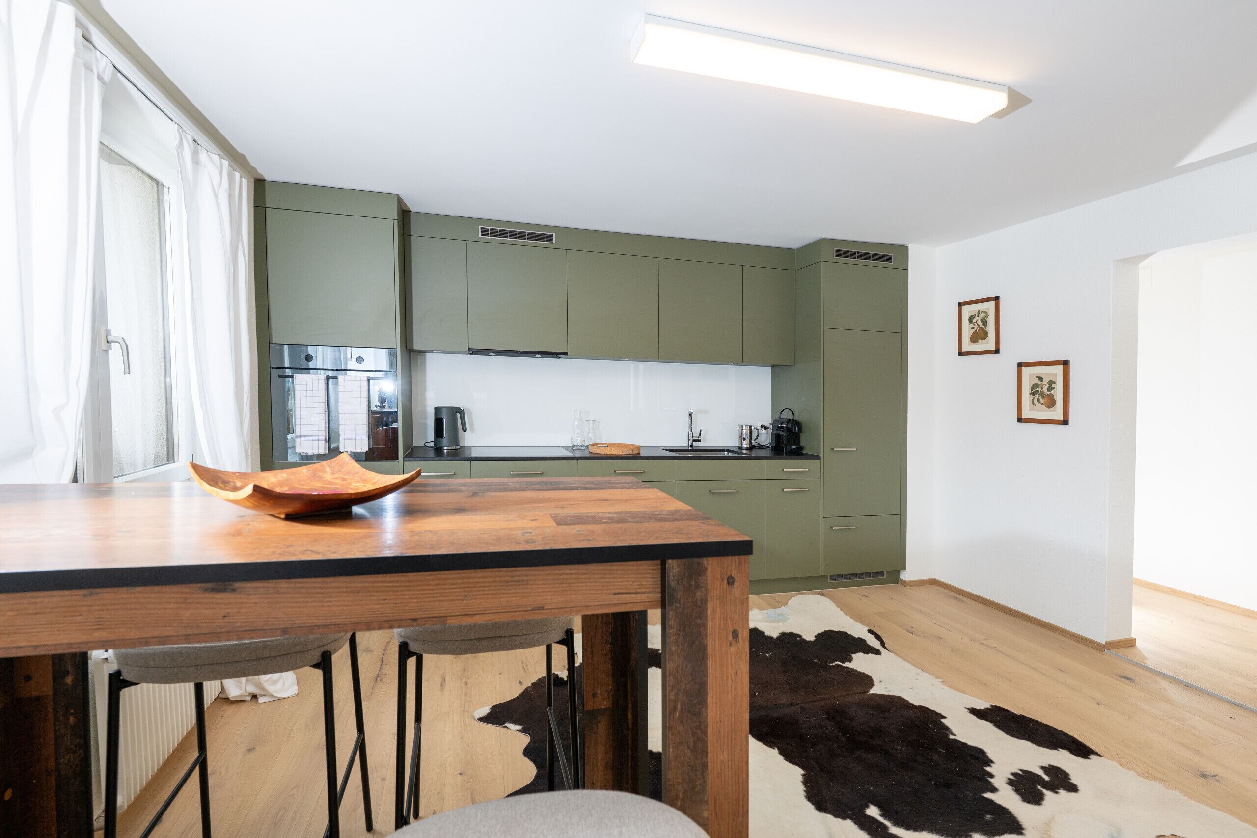 Fridge, oven, dishwasher, coffee/tea maker