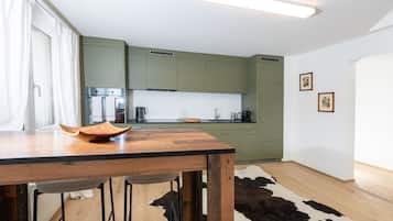 Fridge, oven, dishwasher, coffee/tea maker