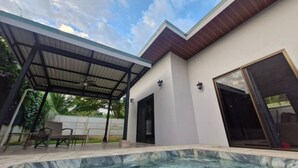 A modern house with a covered patio, a swimming pool, and a large sliding glass door. - House With a Private Pool (Ciudad Cortés)