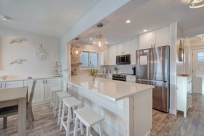 Fridge, microwave, oven, stovetop - Runaway Bay 525 by Seaside Vacations & Sales (Ocean City)