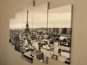 Ein weites Stadtbild mit einem markanten Turm, vermutlich einem bekannten Wahrzeichen, umgeben von dichter Bebauung.