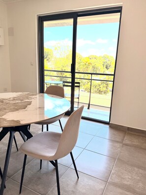 Dining - Appartement Lagoon Moderne - Terrace - 5 min Marina du Marin (Le Marin)