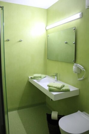 Kahden hengen standard-huone, näköala pihalle | Kylpyhuone