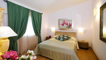 Classic-Doppelzimmer, Blick auf den Innenhof | Zimmersafe, kostenloses WLAN
