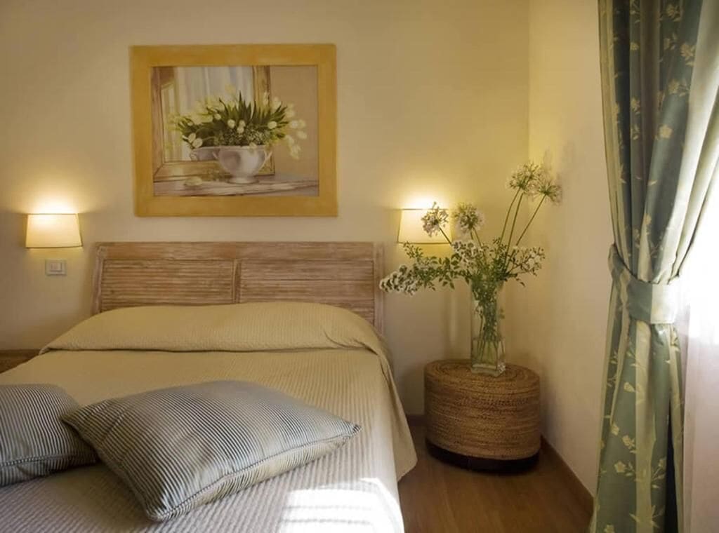 Classic-Doppelzimmer, Blick auf den Innenhof | Zimmersafe, kostenloses WLAN