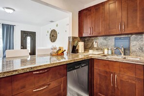 Private kitchen - Luxury Paradise Villa with Heated Pool Near the Beach (Hallandale Beach)