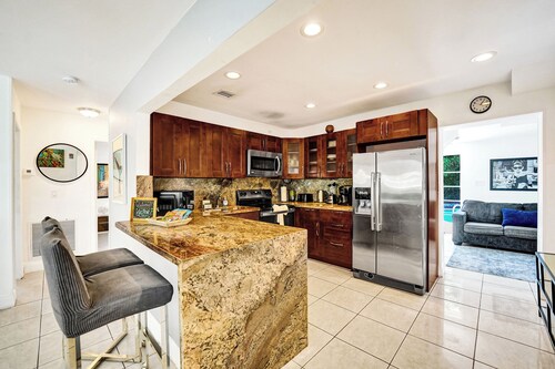 New Paradise Villa with Heated Pool and BBQ Near the Beach