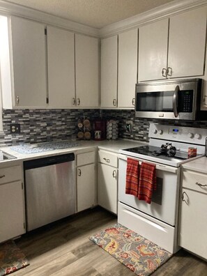Private kitchen - Cute 2-bedroom cottage in Oak Island only minutes from the beach (Oak Island)