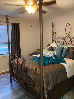 Room - Cute 2-bedroom cottage in Oak Island only minutes from the beach (Oak Island)